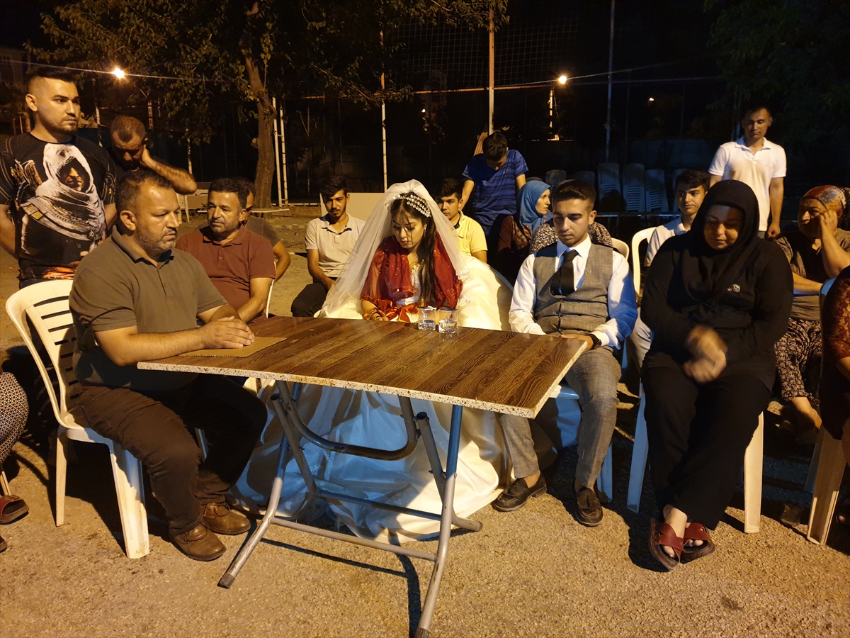 Osmaniye'de yeni evlenen çift, gelinlik ve damatlıkla Azra Gülendam'ın ailesini ziyaret etti