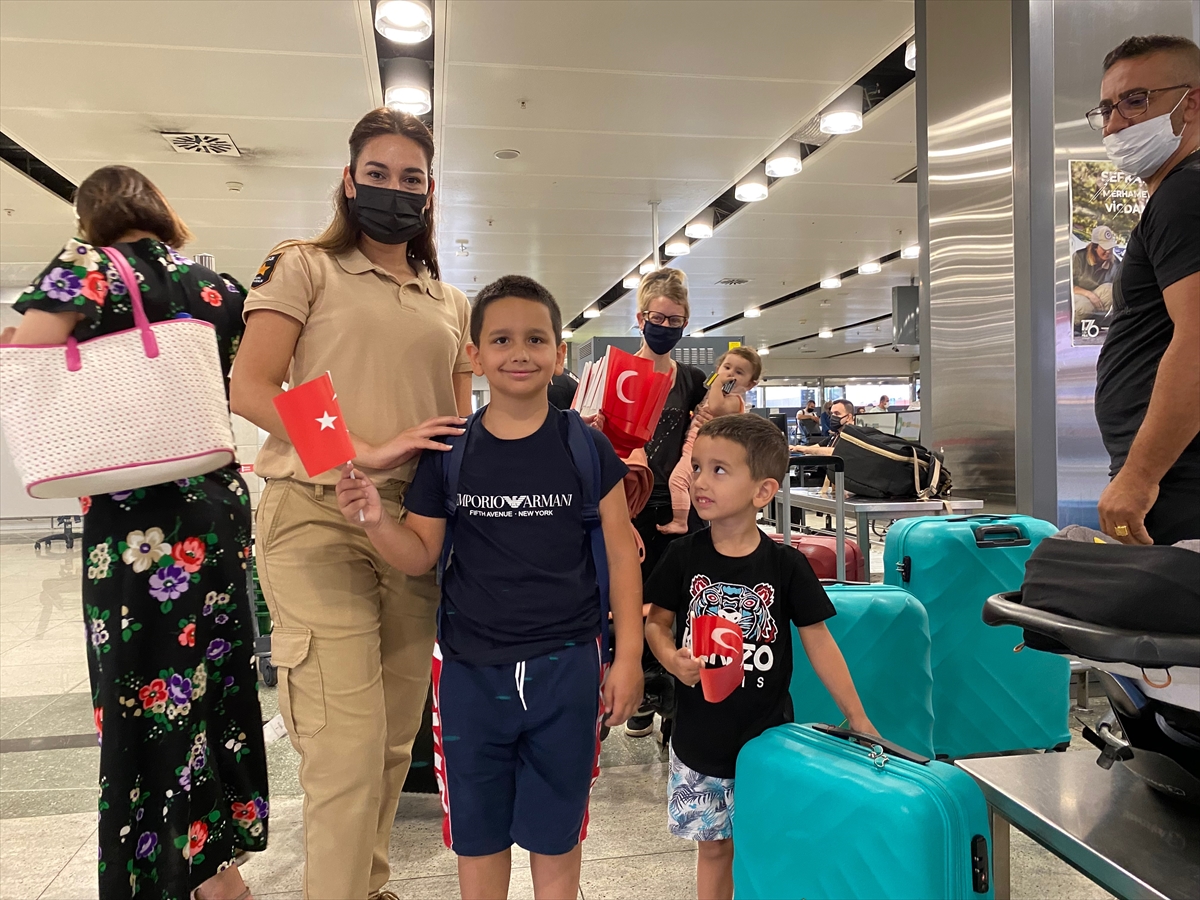 Sabiha Gökçen Havalimanı'nda yolculara Zafer Bayramı dolayısıyla Türk bayrağı dağıtıldı