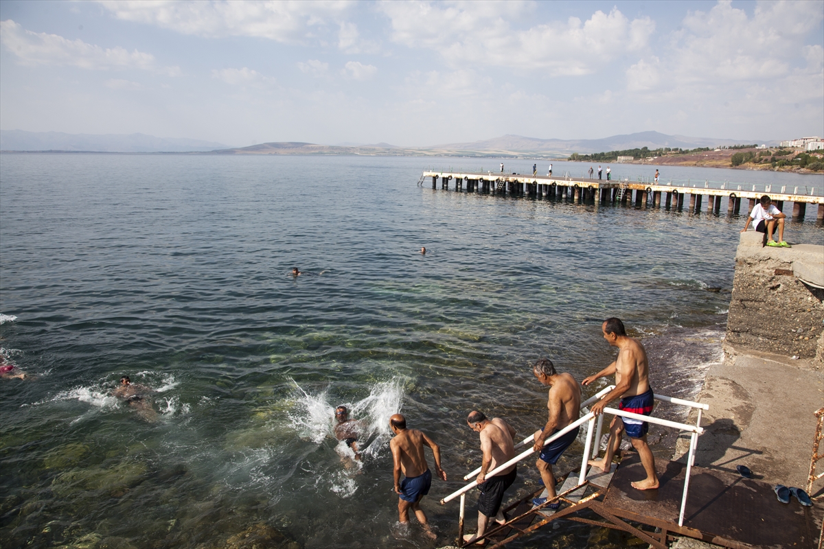 Sağlıklı yaşam için sabahın ilk ışıklarında Van Gölü'nde yüzüyorlar