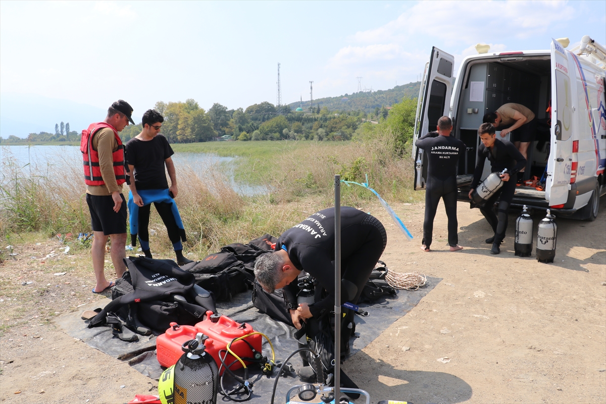 Sakarya'da serinlemek için girdiği gölde kaybolan kişiyi arama çalışmaları sürüyor