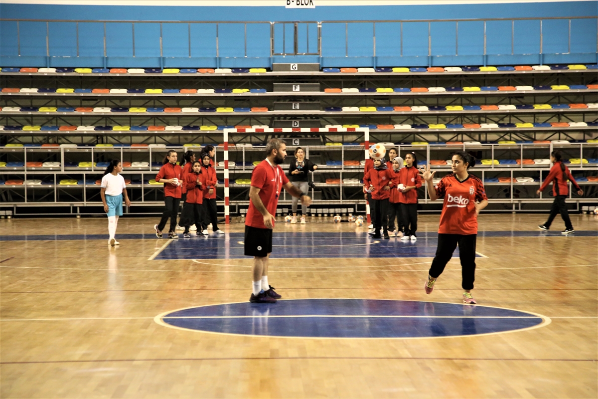 Şanlıurfa'da toprak sahada antrenman yapan “Güneşin Çocukları”, spor salonuna geçmenin mutluluğunu yaşıyor