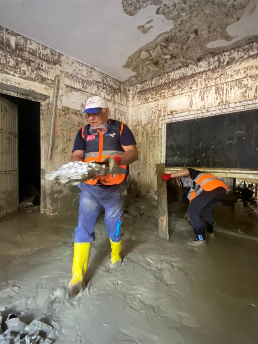 Sinop'ta selin ardından el birliğiyle temizlenen cami hizmete hazır