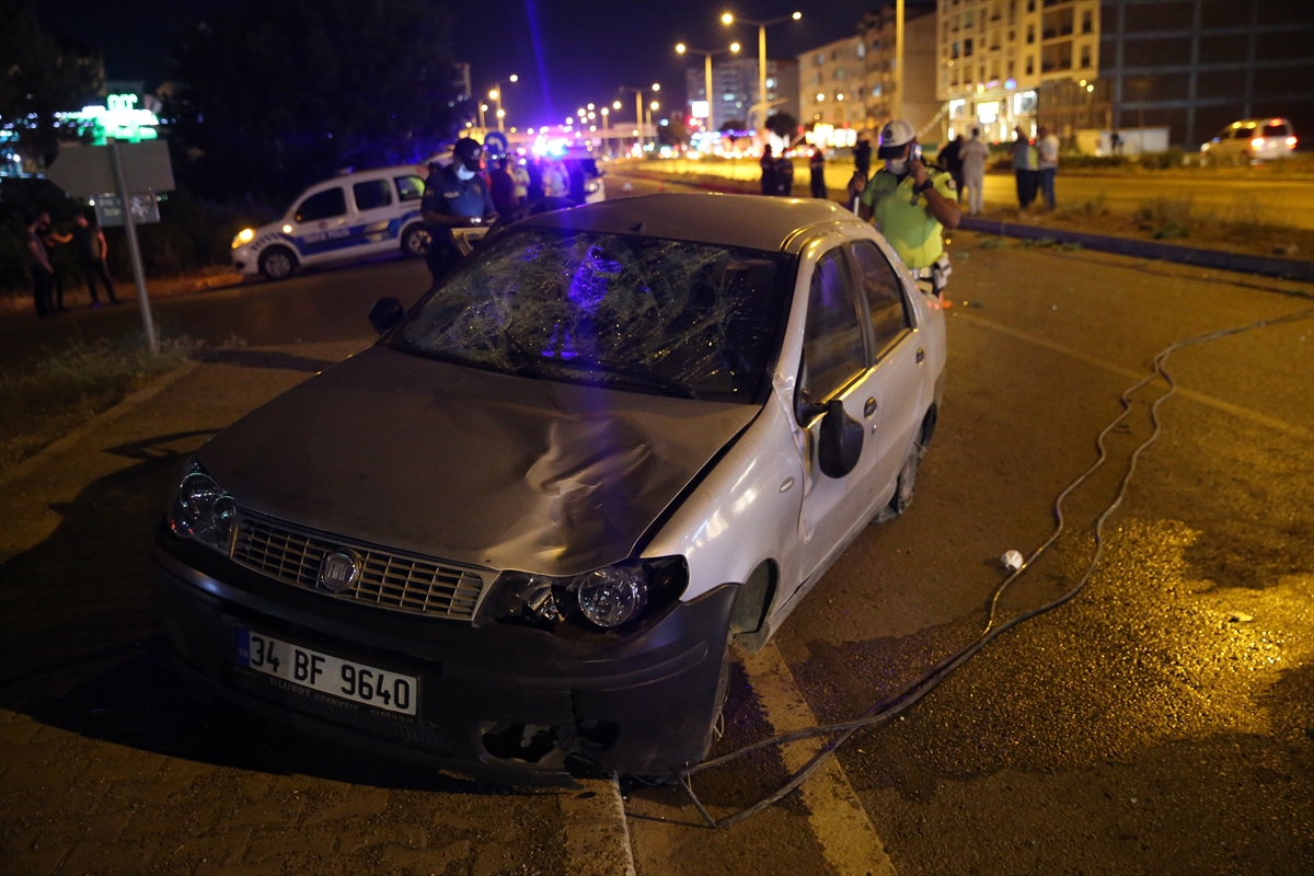 Sivas'ta otomobil çocuğa çarparak takla attı: 2 yaralı