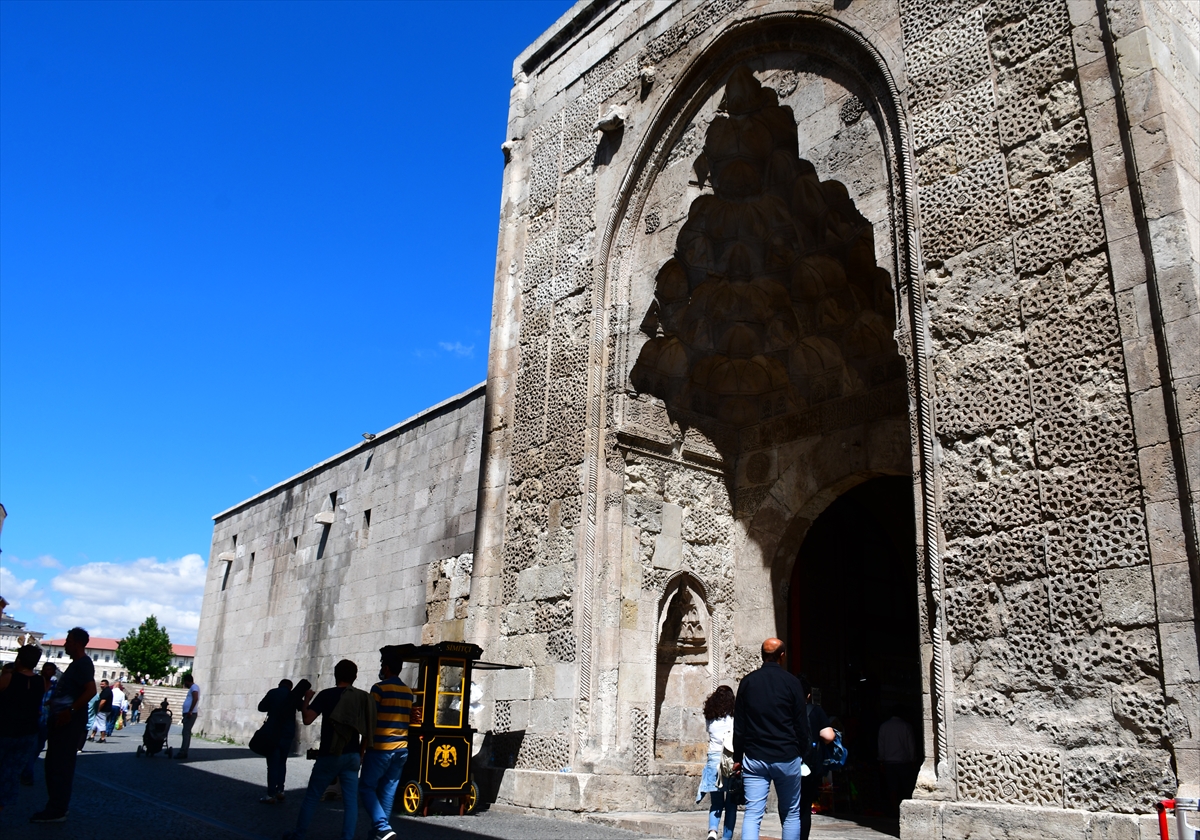 Sivas'taki ecdat yadigarı tarihi yapılar turist çekiyor