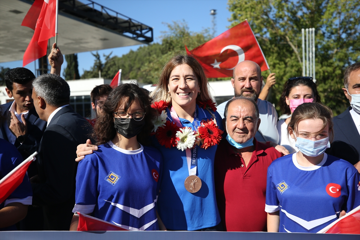 Tokyo'da bronz madalya kazanan Yasemin Adar'a Balıkesir'de coşkulu karşılama