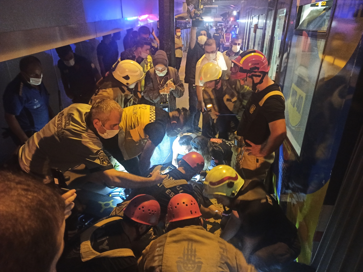 Tramvay ile peron arasına sıkışan kişi, itfaiye ekiplerince kurtarıldı