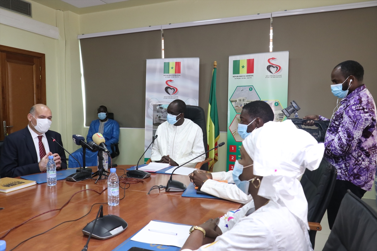 Türkiye'nin gönderdiği 12 tonluk tıbbı malzeme, Senegal Sağlık Bakanı Sarr'a teslim edildi