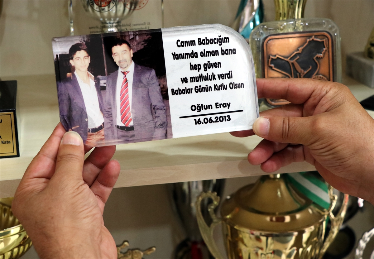 Türkiye'ye karatede ilk olimpiyat madalyasını kazandıran Eray Şamdan'ın babası, oğluyla gurur duyuyor