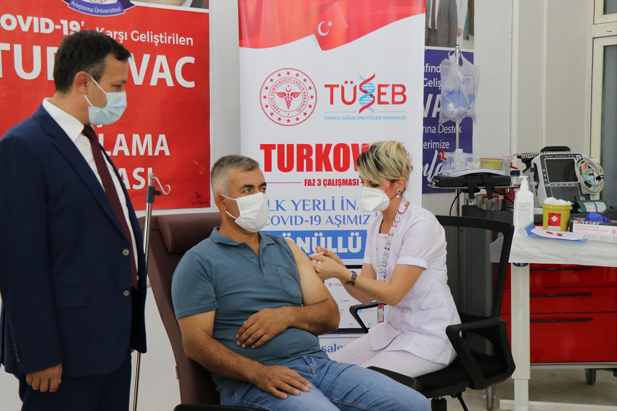 “TURKOVAC” aşısı geliştirildiği Erciyes Üniversitesinde gönüllülere uygulanıyor