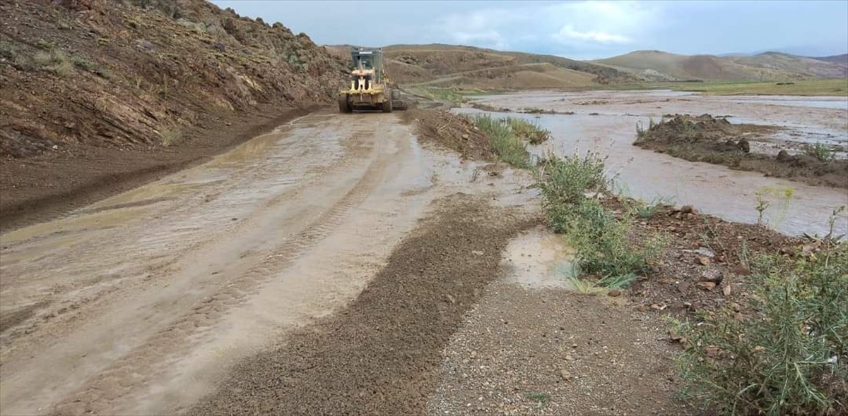 Van'da selden etkilenen mahallelerde hasar tespit çalışmaları yapılıyor