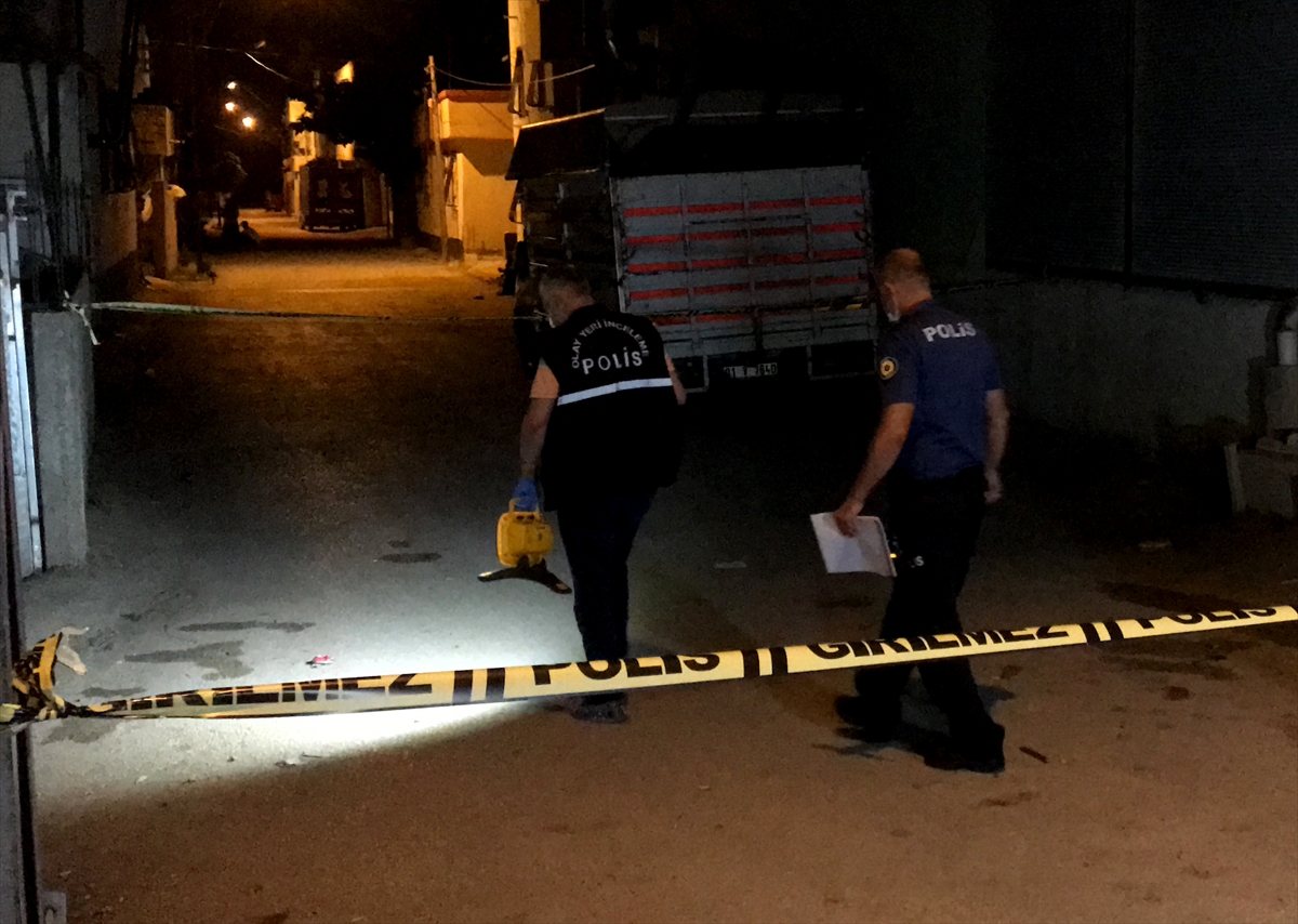 Adana'da iki grup arasındaki silahlı kavgada iki kişi yaralandı