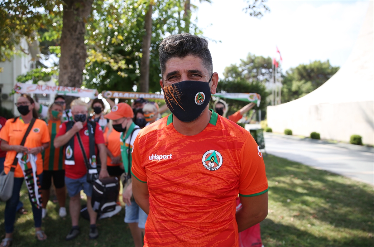 Alanyaspor'un yabancı taraftarları, aşı olmalarına rağmen PCR testi istenmesine tepkili