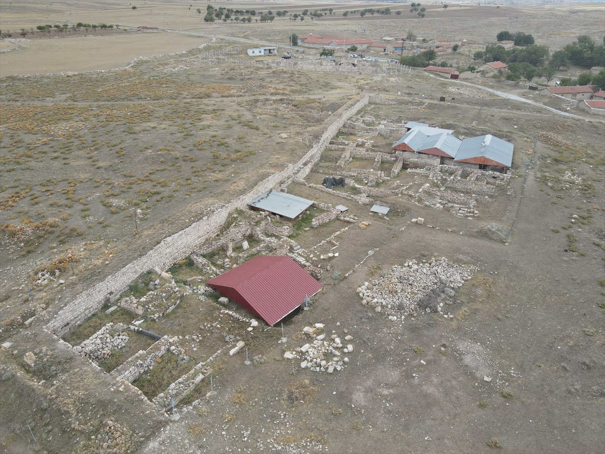 Amorium Antik Kenti'ndeki kazıda 800 yıllık demir saban bulundu