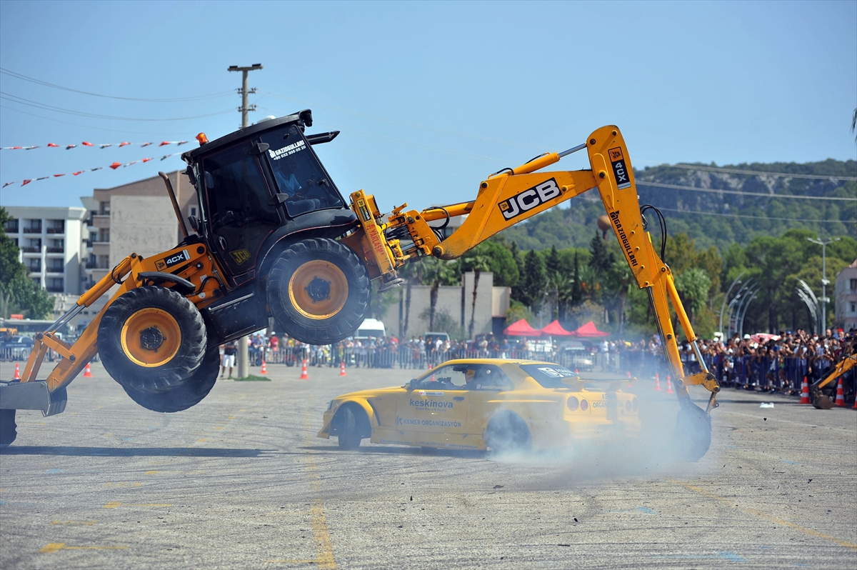 Antalya'da “7. Kemer Otomobil Festivali” ilgi gördü