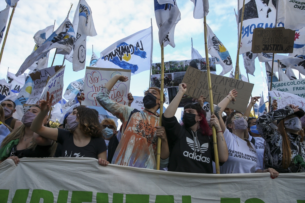 Arjantin'de yüzlerce kişi iklim değişikliğine dikkati çekmek için yürüdü