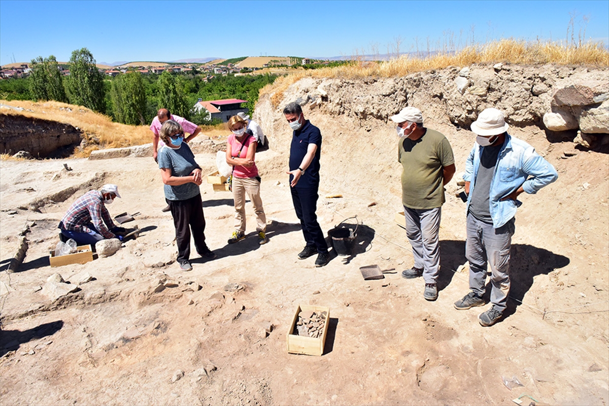 Arslantepe Höyüğü'nde 24 mezar ve 6 ev kalıntısı bulundu