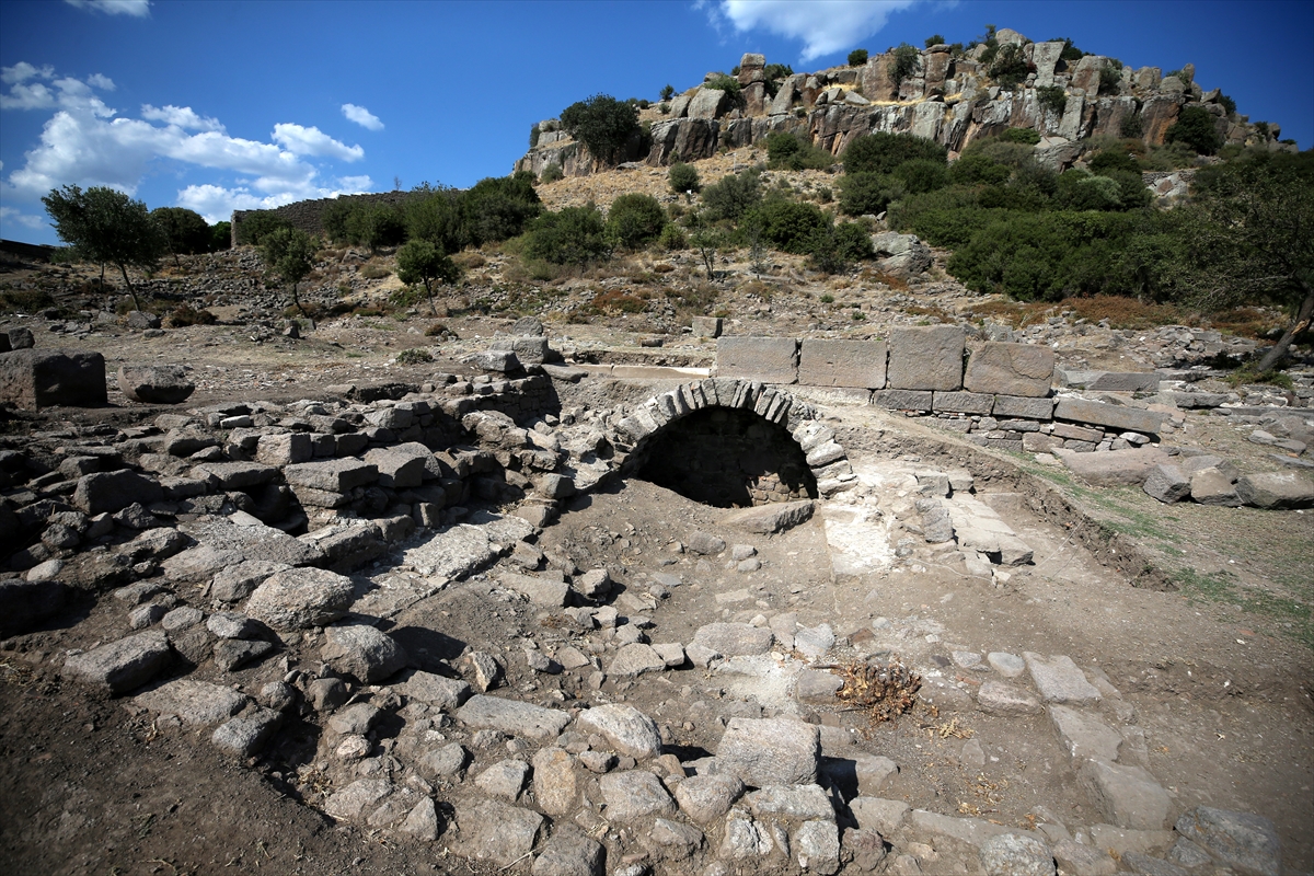 Assos kazılarında bir bebeğe ait 1300 yıllık ayak izleri bulundu