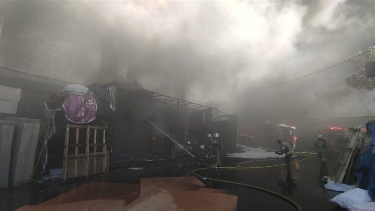 Bahçelievler'de yatak ve baza imalathanesinde yangın çıktı