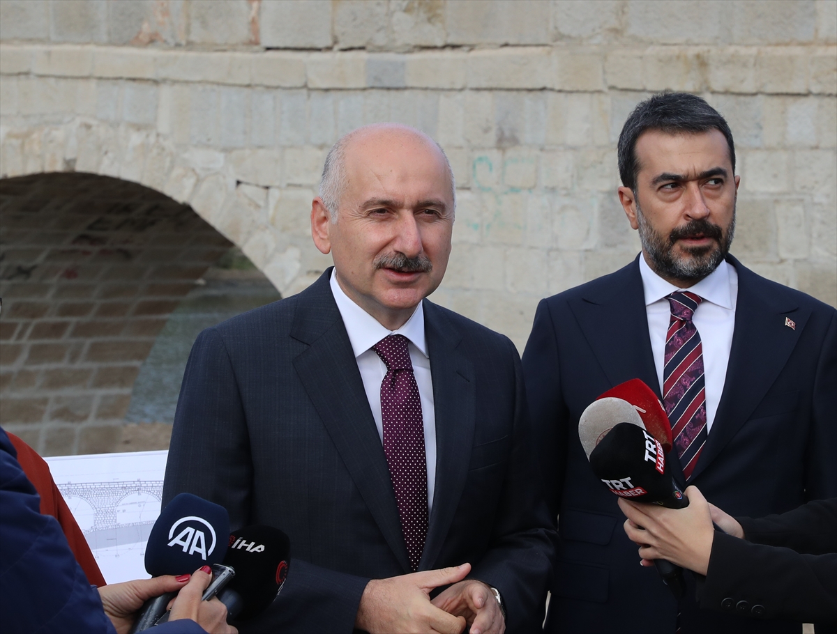 Bakan Karaismailoğlu, Kalecik'teki yenilenen Tarihi Develioğlu Köprüsü'nde incelemede bulundu: