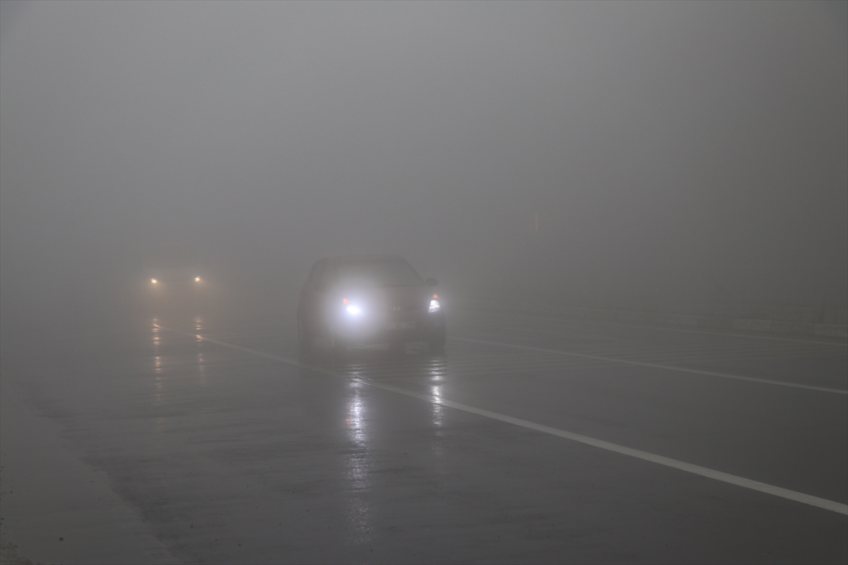 Bolu Dağı'nda sis ve sağanak etkili oluyor