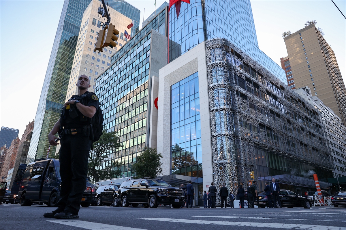 Cumhurbaşkanı Erdoğan, New York'taki Yeni Türkevi Binası'nda incelemelerde bulundu