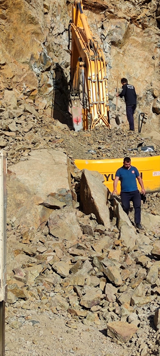 Erzurum'da yol yapımı sırasında meydana gelen heyelanda toprak altında kalan iş makinesi operatörü öldü
