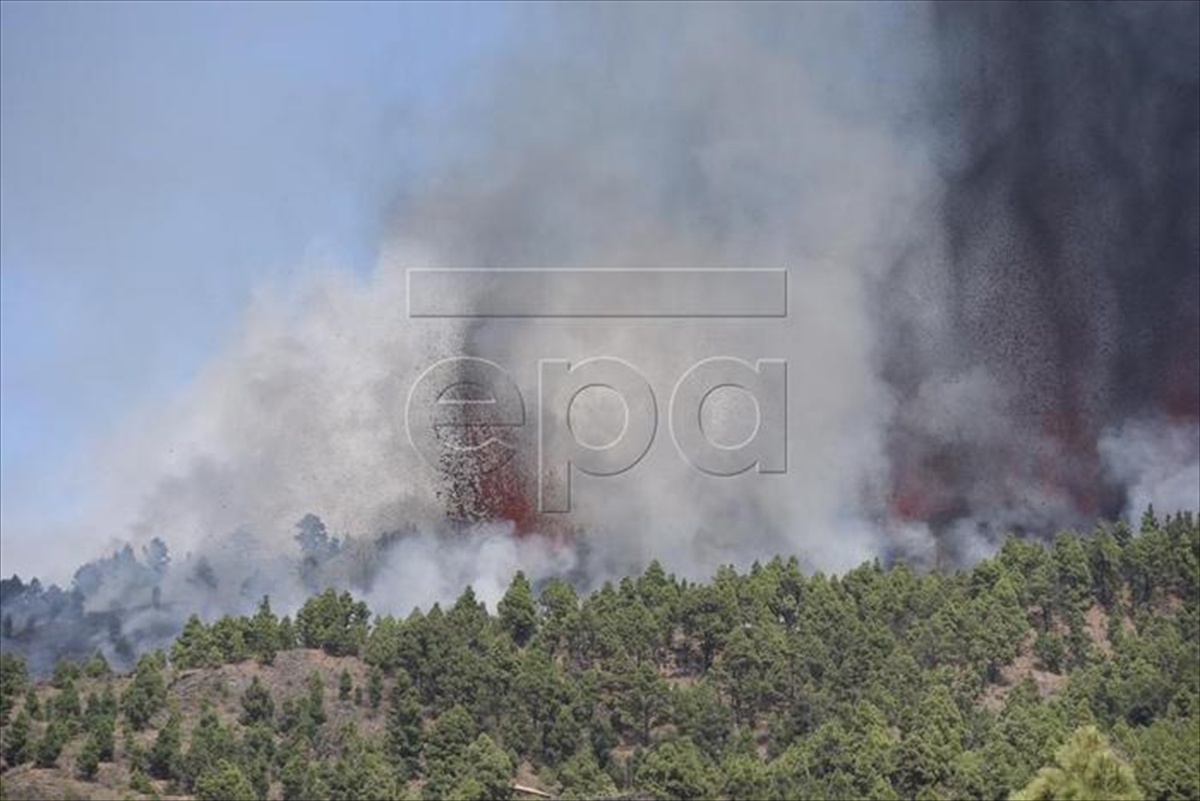 İspanya'nın Kanarya Adaları'ndaki La Palma yanardağı faaliyete geçti
