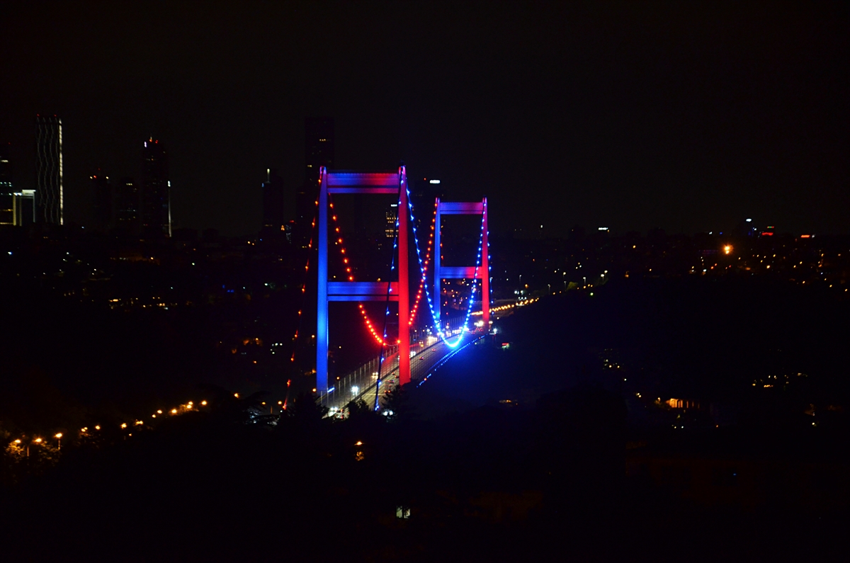 İstanbul'da köprüler DMD hastalığı farkındalığı için aydınlatıldı