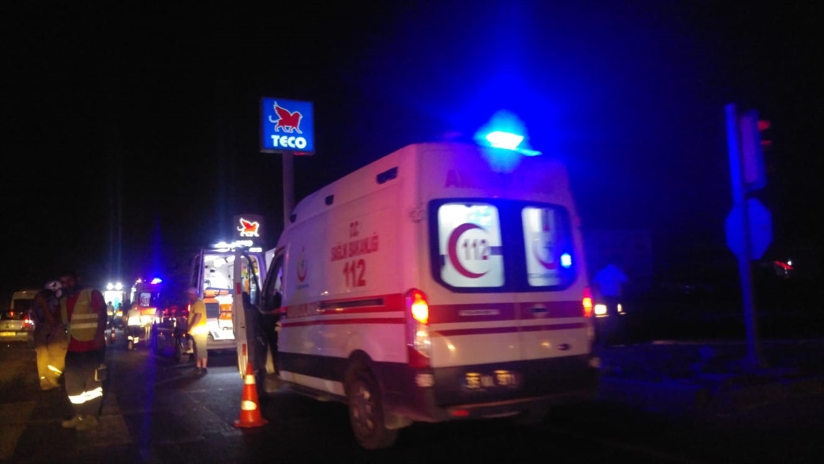 İzmir'de tır ve belediye otobüsü çarpıştı: 10 yaralı