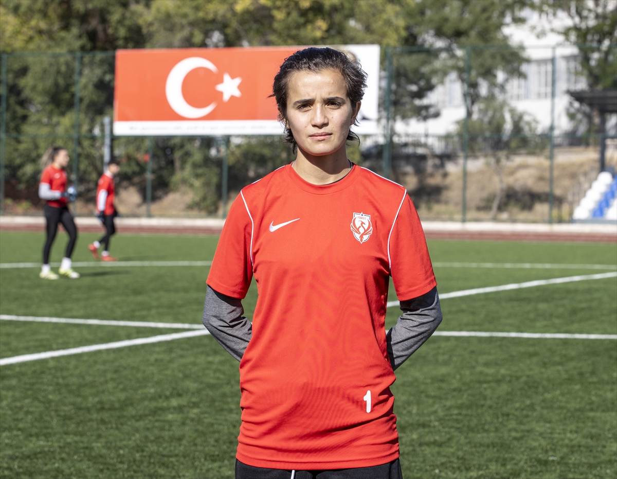 Kadın futbolcu sahada forvet kafede garson