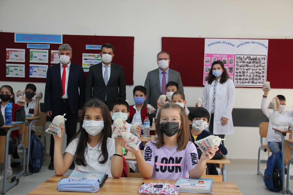 Karabük'te öğrenciler kendilerine dağıtılan mamalarla sokak hayvanlarını besleyecek