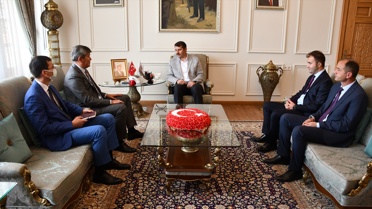 Kazakistan'ın Ankara Büyükelçisi Saparbekuly'den Sivas Valisi Ayhan'a ziyaret