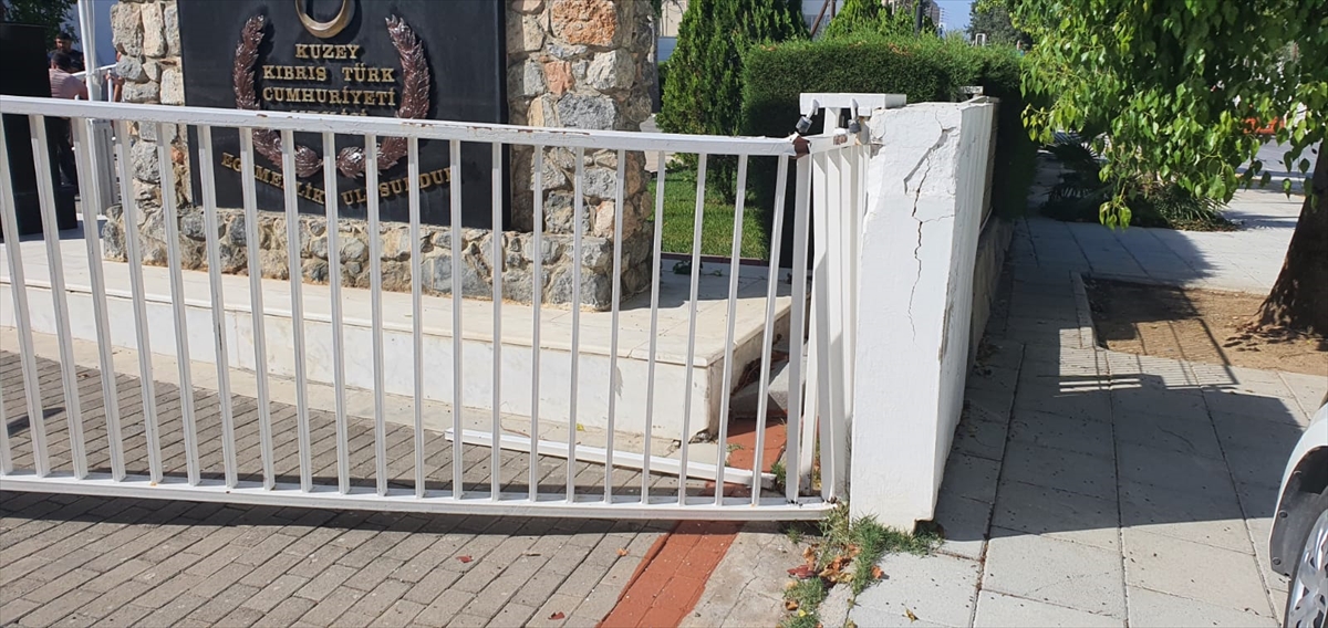 KKTC'de kontrolden çıkan araç Meclis bahçesine girdi