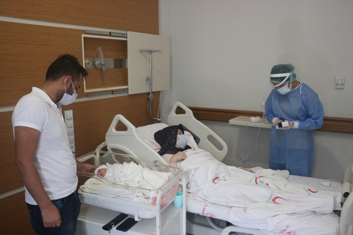 Kovid-19 tedavileri sırasında bebekleri dünyaya gelen çift, aşıyı ertelemenin pişmanlığını yaşıyor
