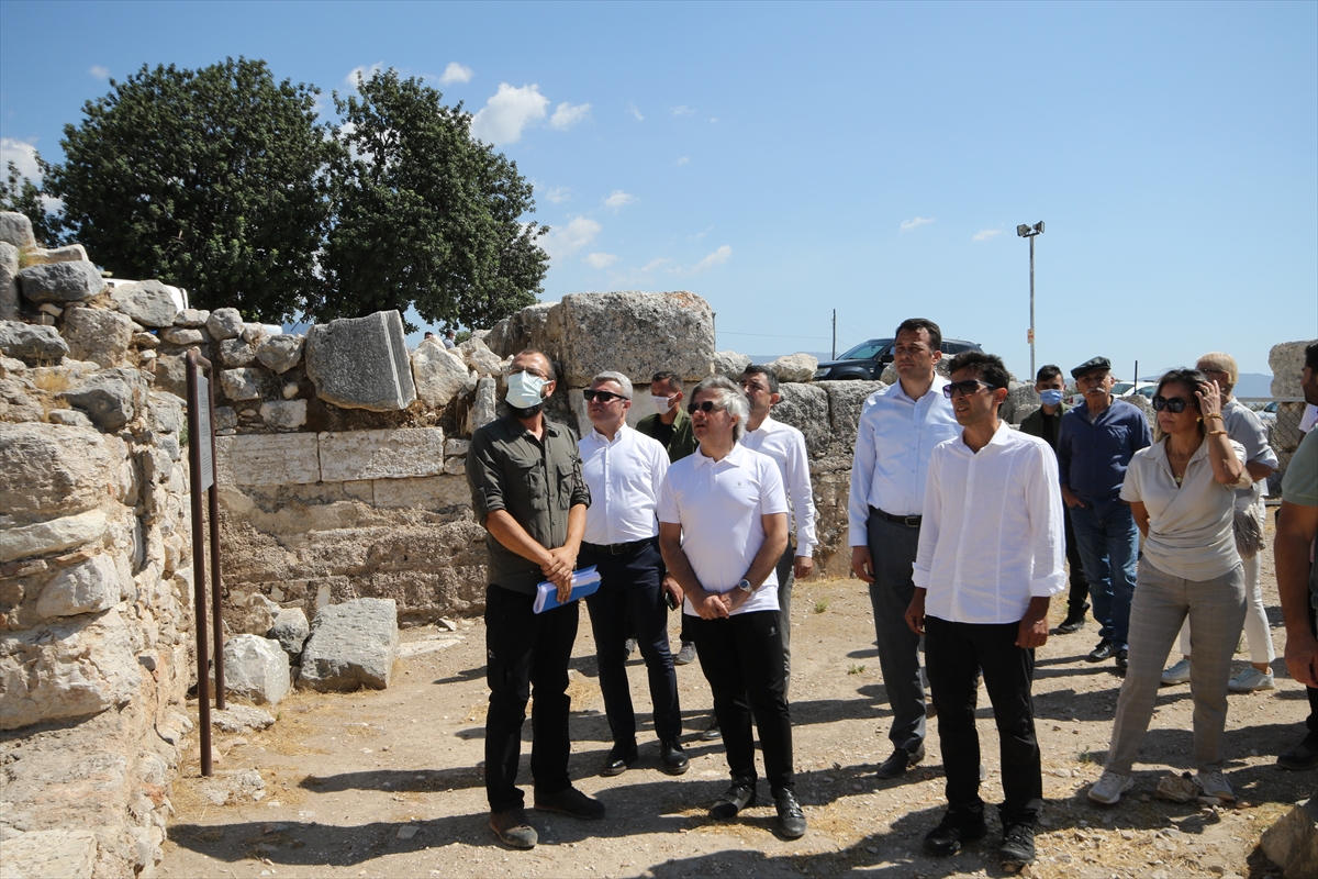 Kültür ve Turizm Bakan Yardımcısı Demircan, Patara Antik Kenti'nde incelemelerde bulundu