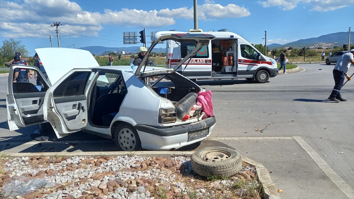 Kütahya'da sivil polis aracı ile otomobilin çarpışması sonucu 2'si polis 5 kişi yaralandı