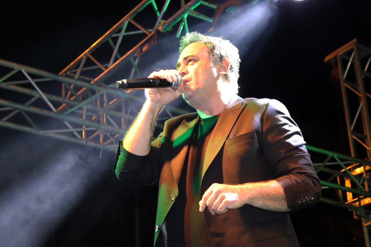 Kutsi, 20. Yayladağı Geleneksel Çilek Festivali'nde sahne aldı