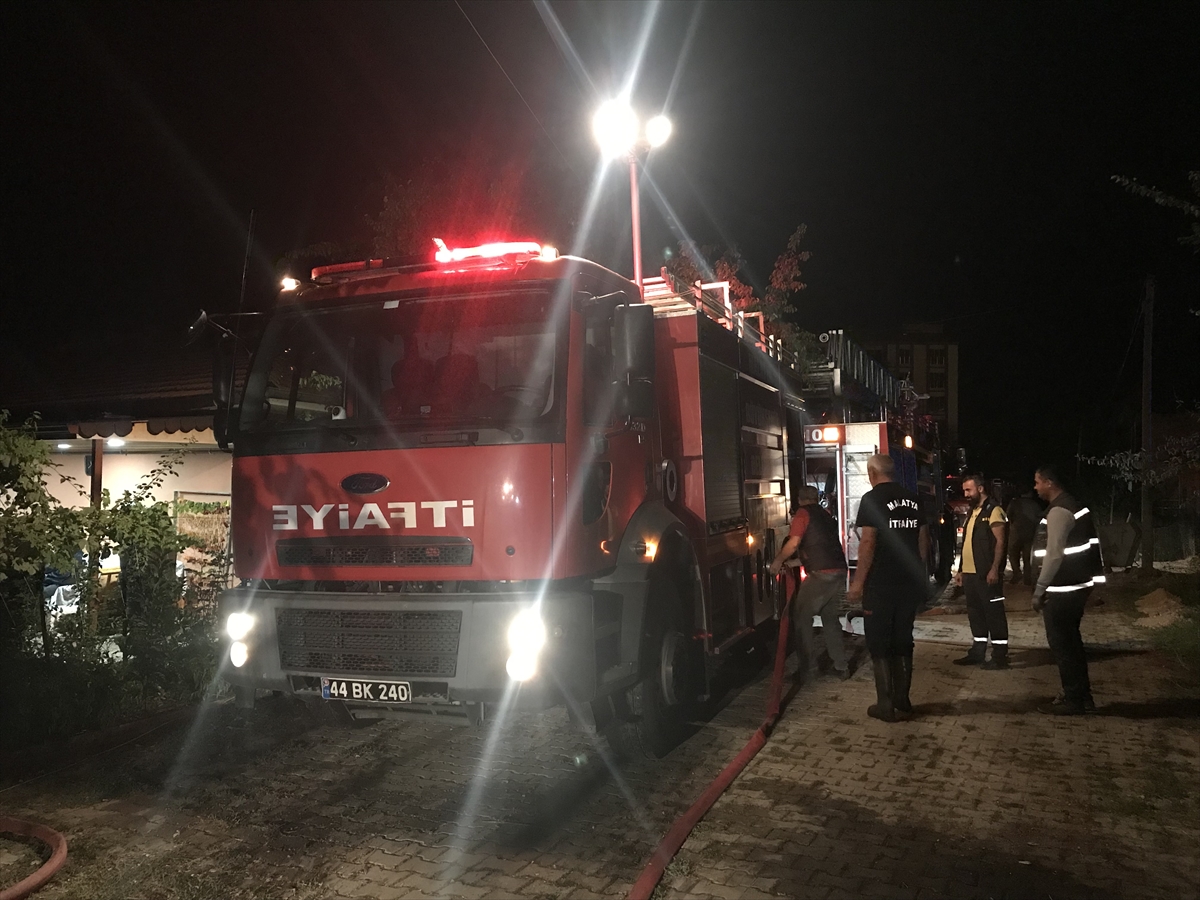 Malatya'da odun deposunda çıkan yangın söndürüldü