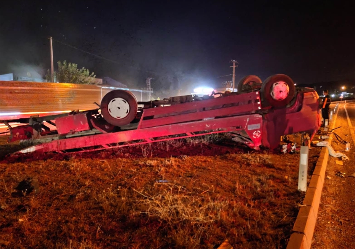 Manisa'da devrilen çekicideki baba oğul yaralandı