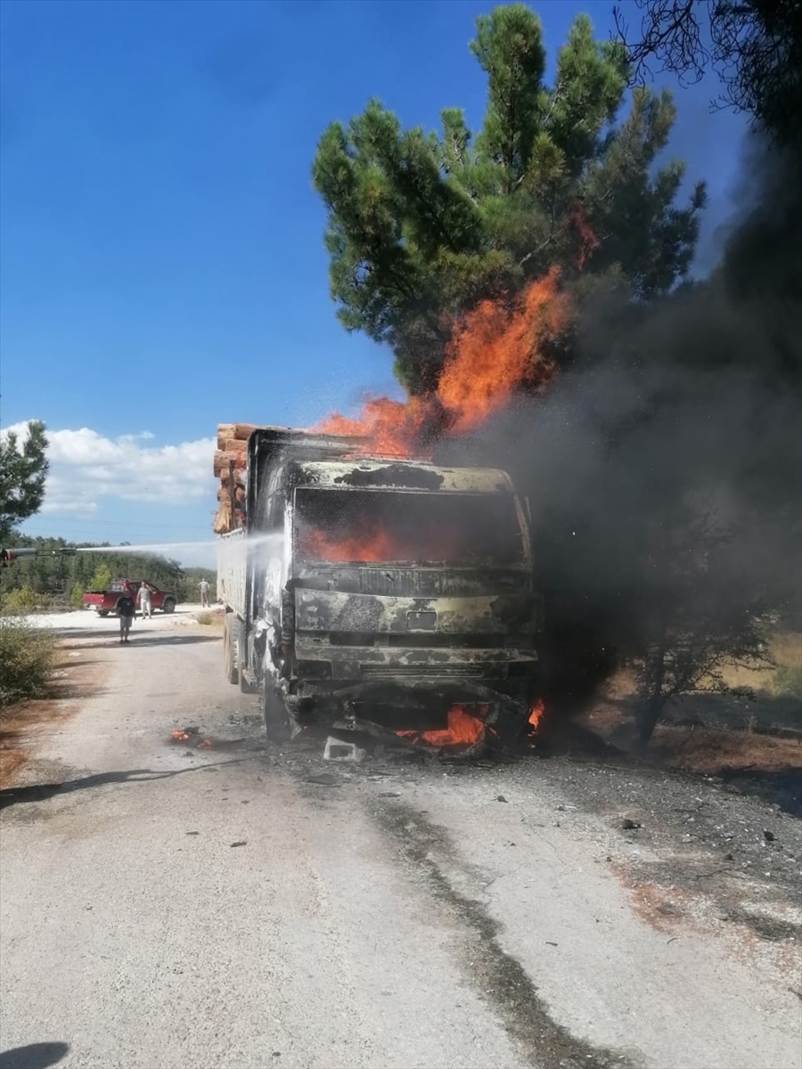 Muğla'da tomruk yüklü kamyon yandı