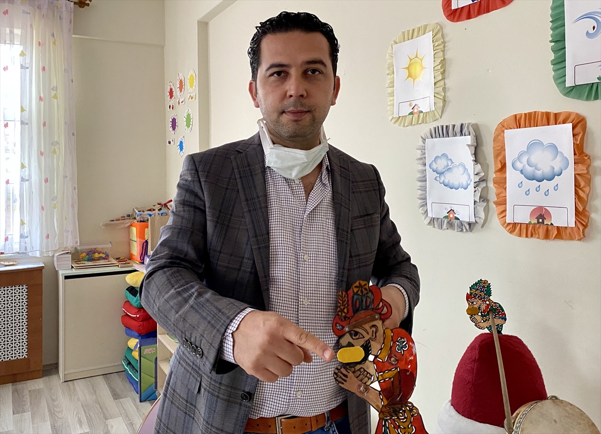 Okul müdürü Kovid-19 tedbirlerini öğrencilere Karagöz oyunu ile anlatıyor