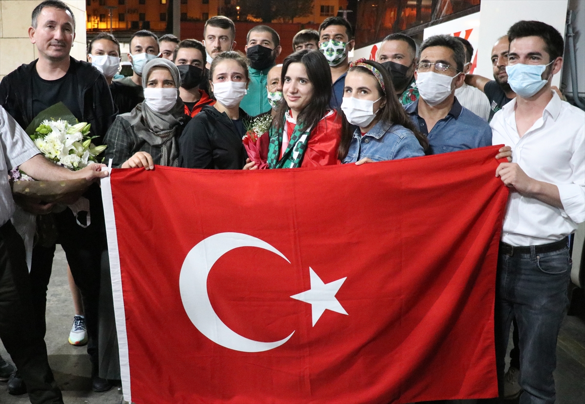 Olimpiyat şampiyonu Golbol Kadın Milli Takım sporcularından Şeyda Nur çiçeklerle karşılandı