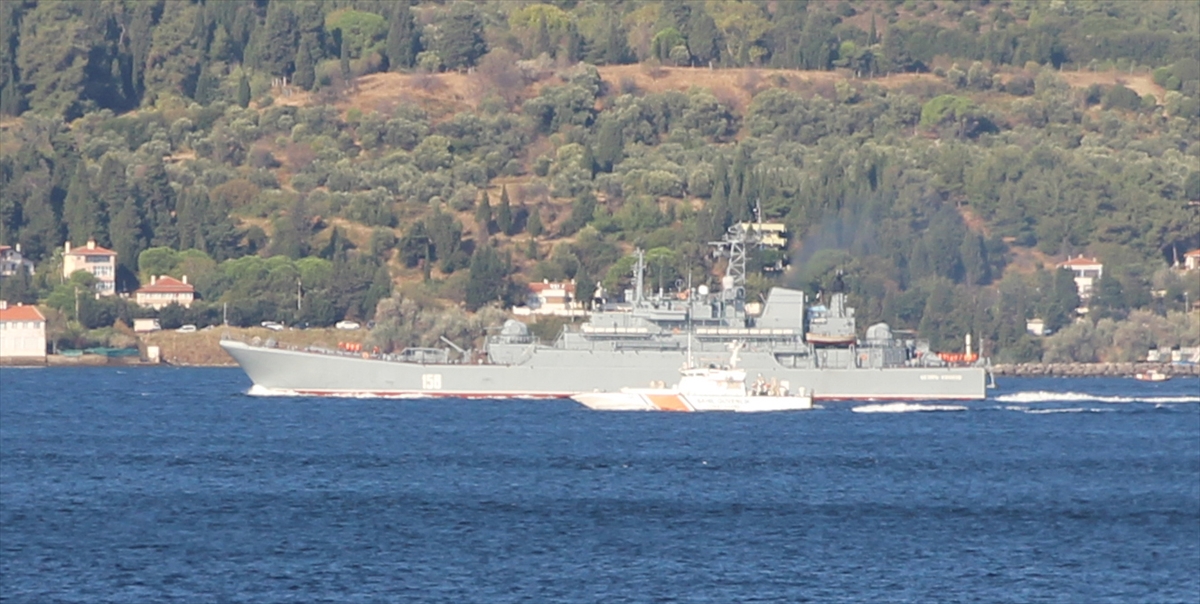 Rus askeri gemisi Çanakkale Boğazı'ndan geçti