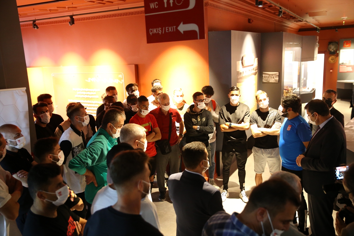 Sivasspor Teknik Direktörü Çalımbay ve futbolcular “Şehir Müzesi”ni gezdi