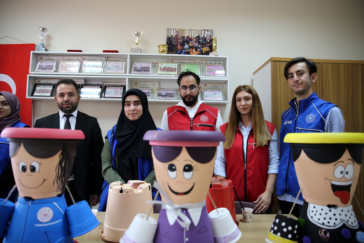 Sivas'ta gençlerin hazırladığı dekoratif saksılar köy okullarını süsleyecek