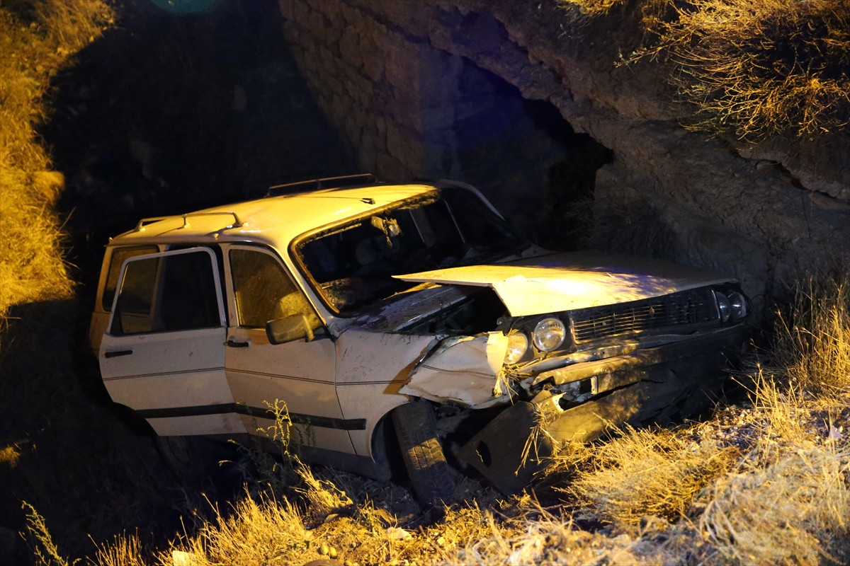 Sivas'ta menfeze düşen otomobildeki 3 kişi yaralandı