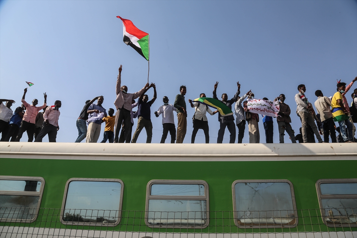 Sudan'da sivil yönetim talebiyle binlerce kişi sokaklara indi