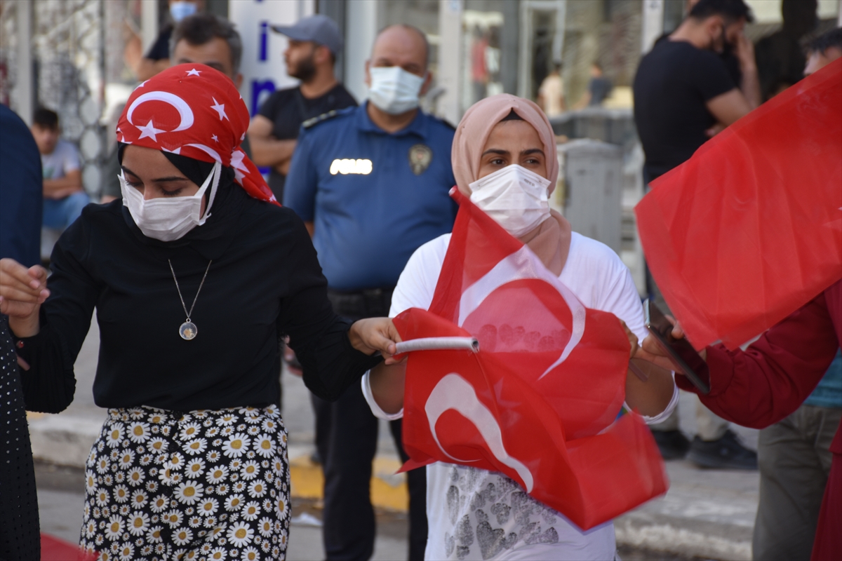 Terör örgütünün kaçırdığı evladına 6 yıl sonra kavuşan Şırnaklı aileden, HDP önünde halay