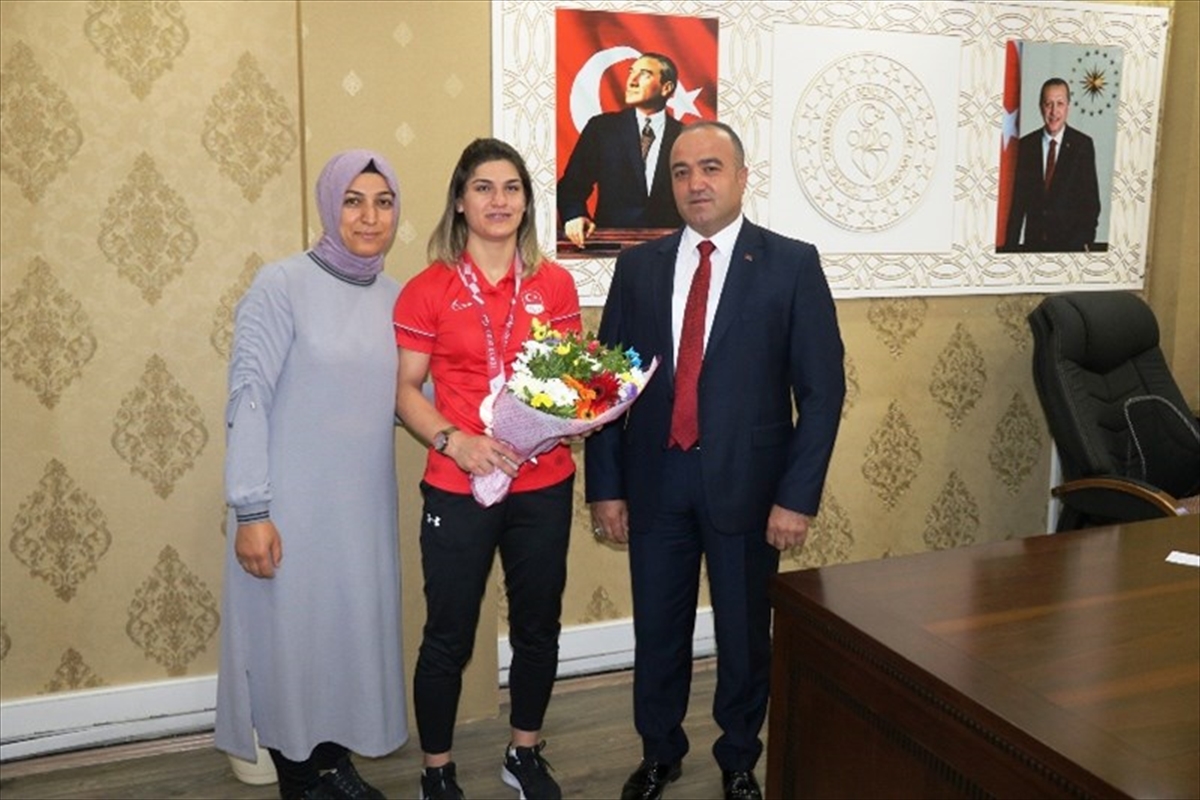 Tokyo Paralimpik Oyunları'nda bronz madalya kazanan Zeynep Çelik, Cumhuriyet altını ile ödüllendirildi