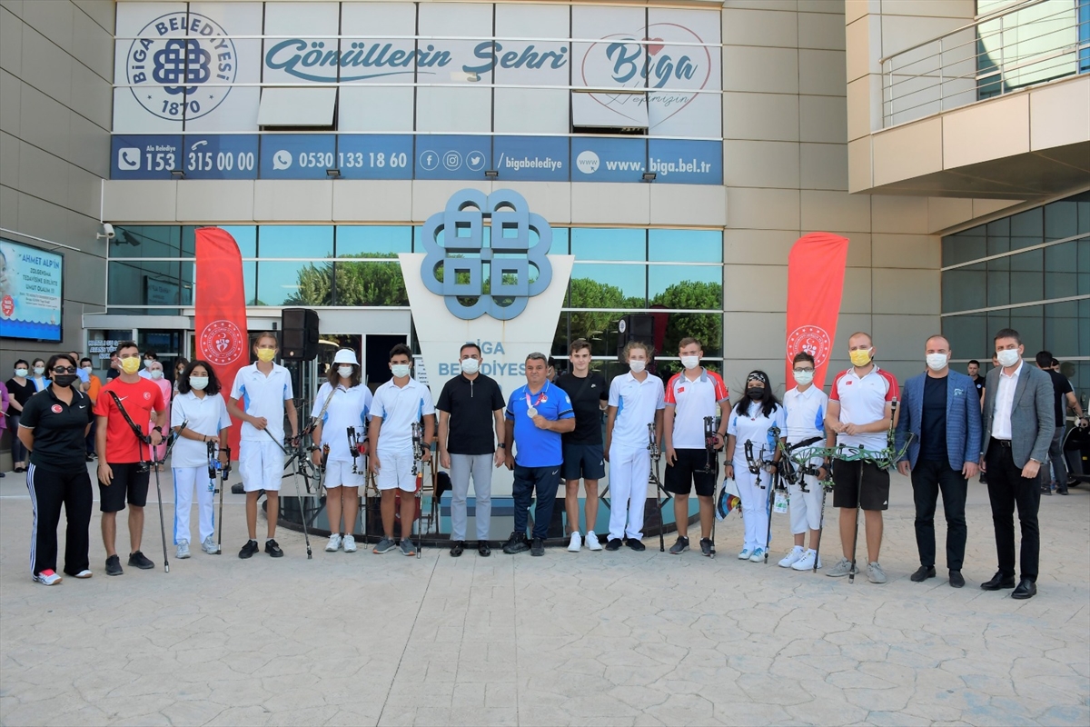 Tokyo'da gümüş madalya kazanan paralimpik okçu Bülent Korkmaz, memleketi Biga'da coşkuyla karşılandı